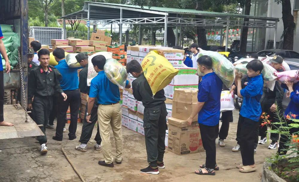 Chuyến xe nghĩa tình TP Cần Thơ thu hút đông đảo các bạn trẻ tình nguyện viên tham gia hỗ trợ 4138914290876907081.jpg