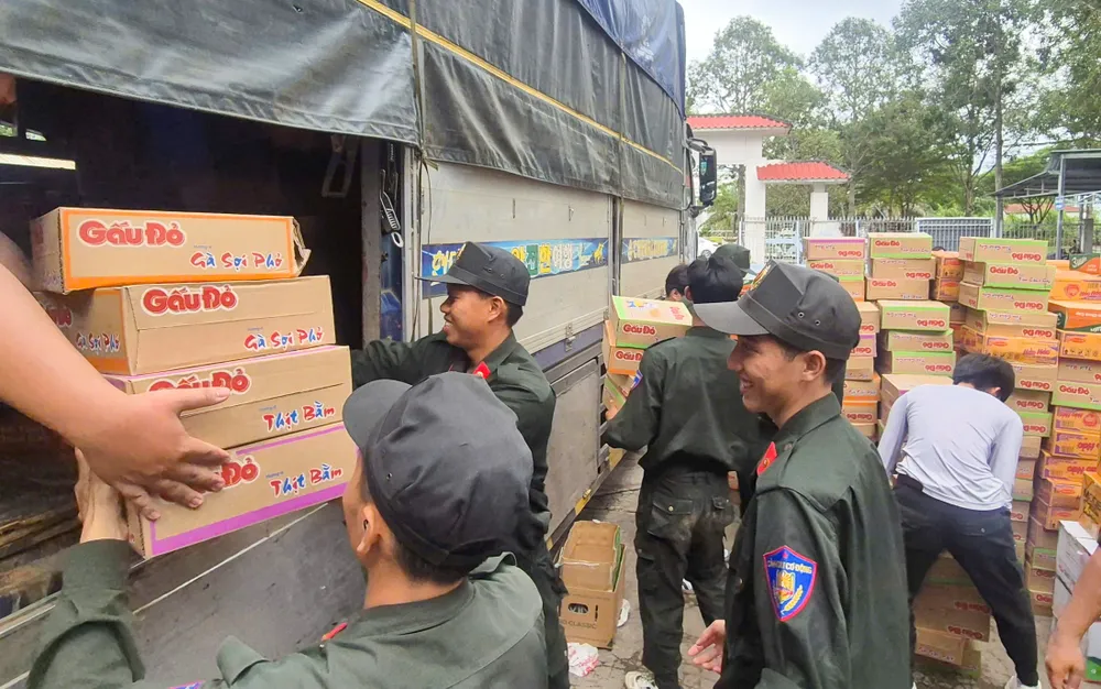 Các chiến sĩ cơ động (Công an TP Cần Thơ) hỗ trợ vận chuyển hàng hóa lên xe 66889252e50868563119.jpg