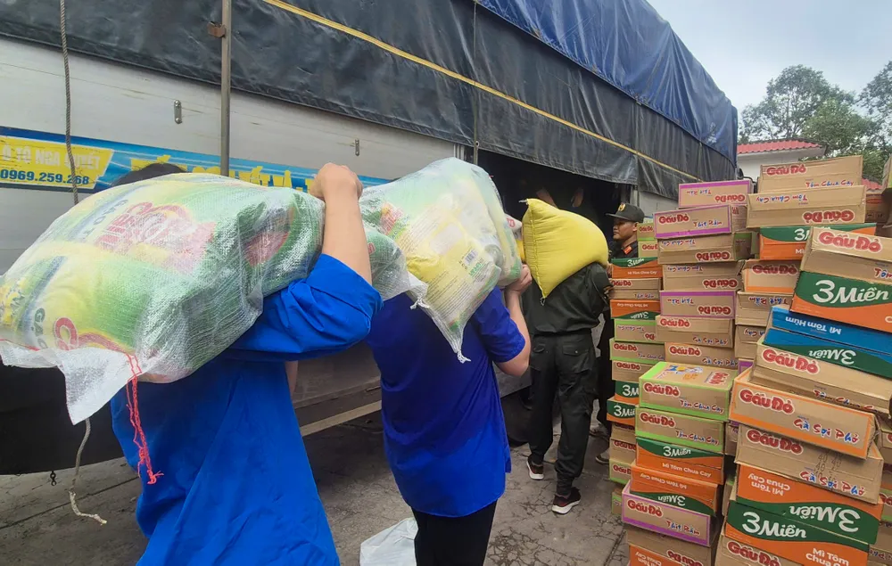 Các tình nguyện viên hỗ trợ đưa hàng lên xe b1c6e85e6b04e65abf15.jpg