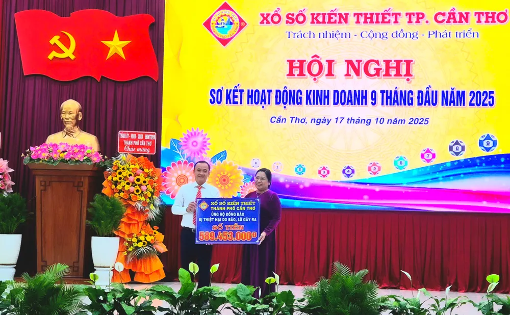 Bà Hồ Thị Cẩm Đào, Phó Bí thư Thành ủy, Chủ tịch Ủy ban MTTQ Việt Nam TP Cần Thơ tiếp nhận đóng góp của công đoàn XSKT Cần Thơ ủng hộ đồng bào bị thiệt hại do bão, lũ bb129acda6e62bb872f7.jpg