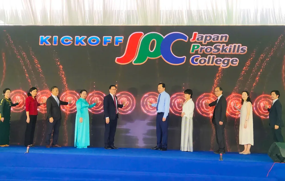 Các đại biểu thực hiện nghi thức khánh thành Trường Trung cấp Kỹ năng chuyên nghiệp Nhật Bản - JPC 0d51545b4d6ac034997b.jpg