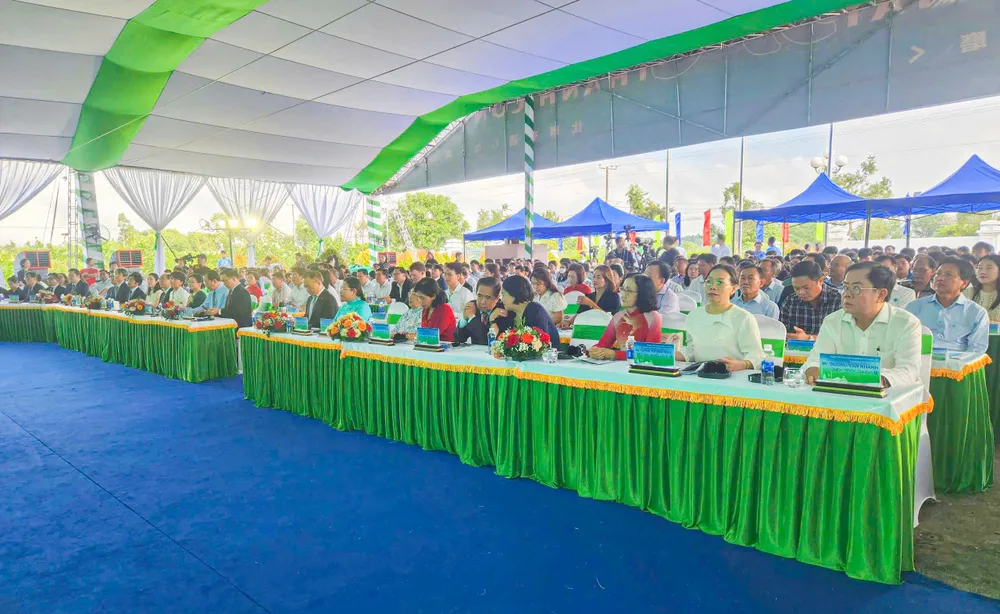 Quang cảnh buổi lễ 390eeacff3fe7ea027ef.jpg