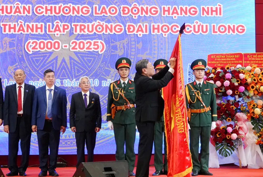 Nghi thức trao Huân chương lao động hạng nhì cho Trường Đại học Cửu Long 7d93e4edeedd63833acc.jpg