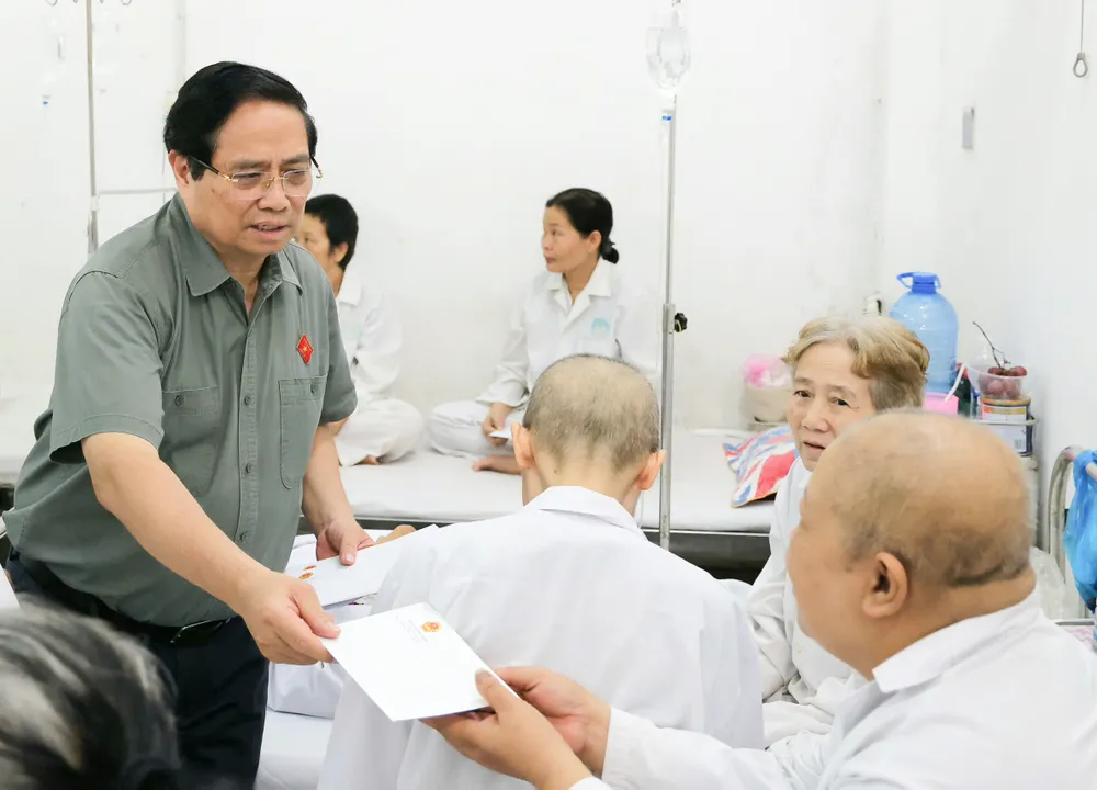 Thủ tướng trao quà cho các bệnh nhân tại Bệnh viện Ung bướu Cần Thơ c975212a4fefc2b19bfe.jpg
