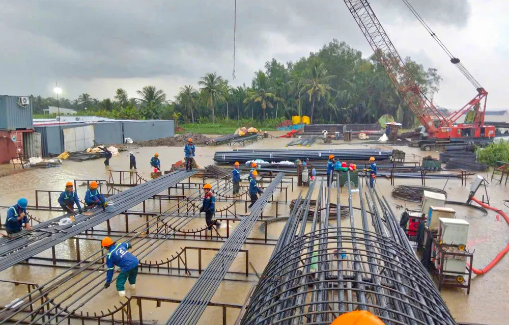 Công nhân tại dự án cầu Đại Ngãi 1 lội nước làm việc Công nhân tại dự án cầu Đại Ngãi 1 lội nước làm việc