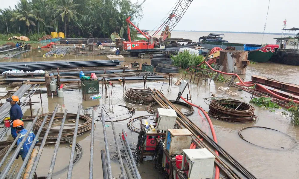 Bãi tập kết vật liệu tại dự án cầu Đại Ngãi 1 bị ngập do triều cường dâng cao Bãi tập kết vật liệu tại dự án cầu Đại Ngãi 1 bị ngập do triều cường dâng cao
