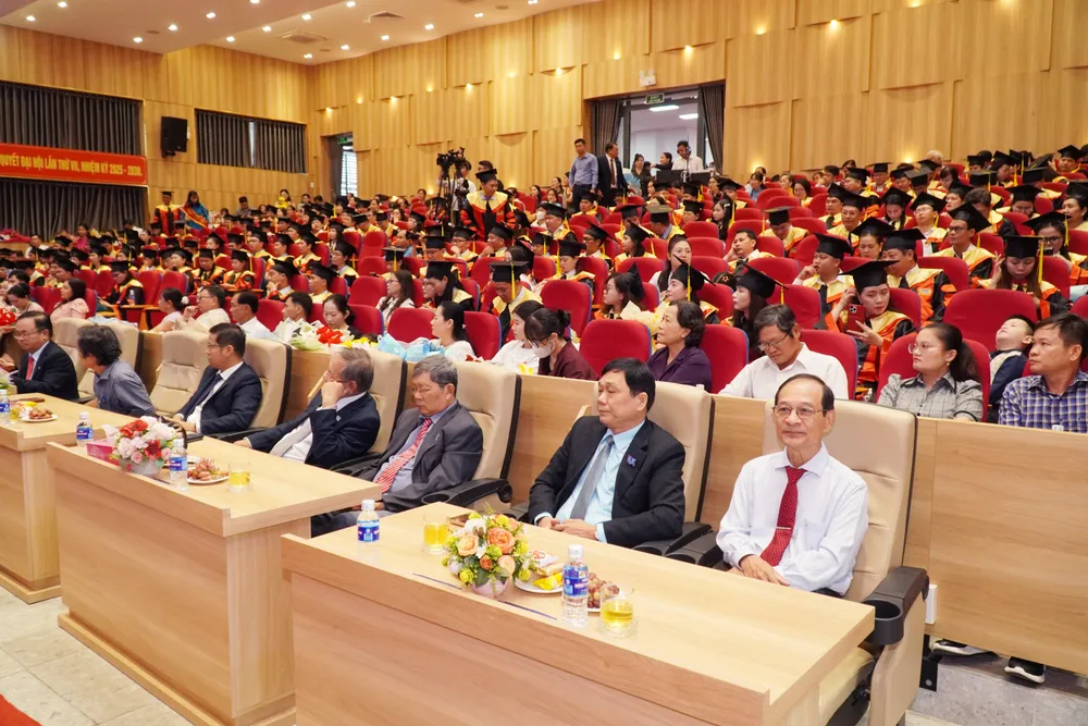 Quang cảnh buổi lễ 1 Đại biểu tham dự buổi lễ.jpg