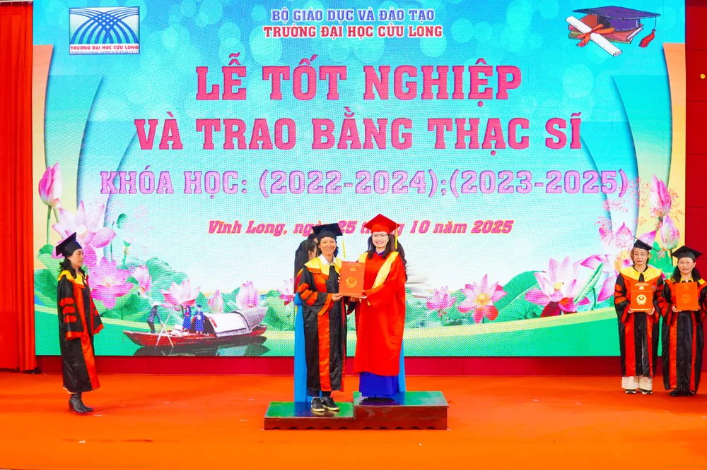 Các tân thạc sĩ nhận bằng tốt nghiệp 5 TS Vương Bảo Thy - Trưởng khoa Khoa học sức khỏe trao bằng tốt nghiệp cho các tân thạc sĩ.jpg
