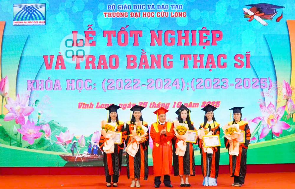 Nhà giáo ưu tú PGS.TS. Lương Minh Cừ trao giấy khen, hoa chúc mừng các tân thạc sĩ có thành tích cao dbb368b611379c69c526.jpg