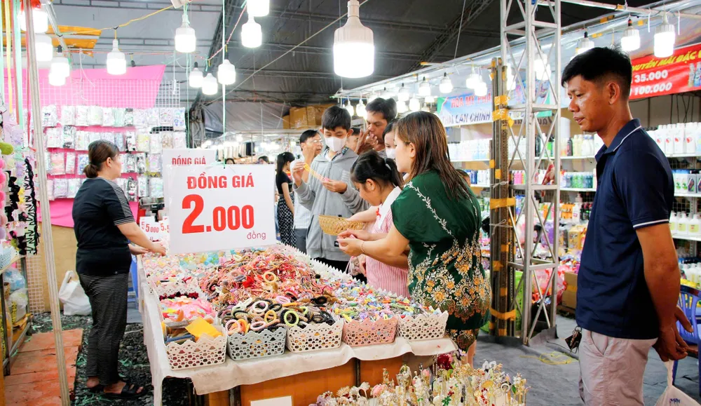 Người dân tham quan, mua sắm tại hội chợ 29496a9ce525687b3134.jpg