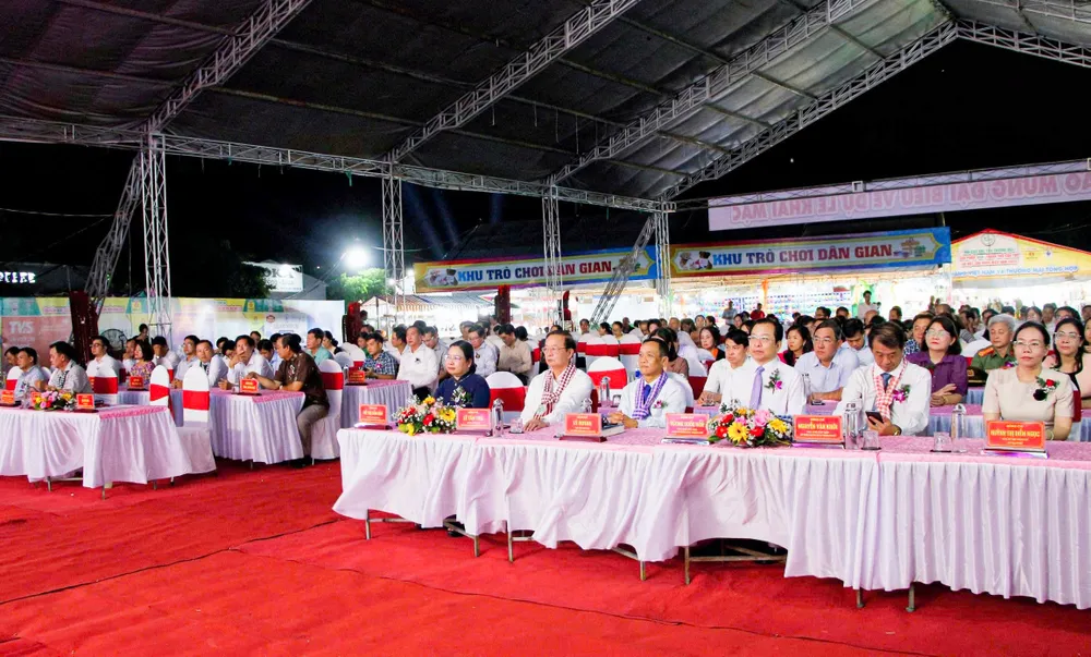 Các đại biểu dự lễ khai mạc 5c8bdbf7cf4b42151b5a.jpg