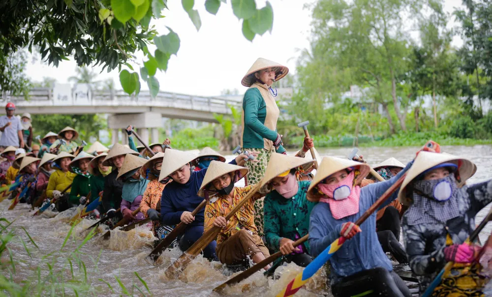 Theo từng tiếng còi thúc nhịp, không khí tập luyện trở nên rộn ràng, làm vang dội cả một khúc sông. Ảnh: Mr Chu 01c4fcba96f51aab43e4.jpg