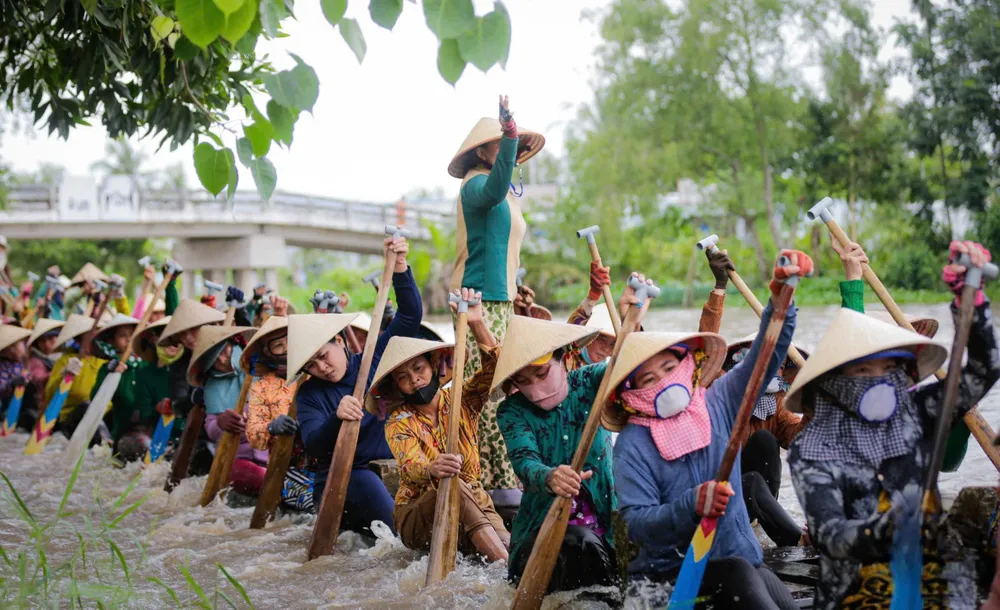 Các "tay bơi" ghe Ngo nữ đang nỗ lực tập luyện "nước rút" để chuẩn bị cho mùa giải cận kề. Ảnh: Mr Chu 3199628624263410960.jpg