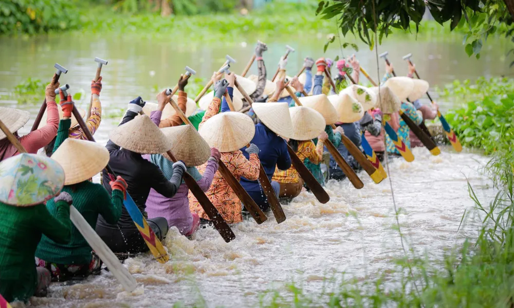 Hình ảnh các nữ vận động viên ghe Ngo chùa Ô Chum trong chiếc nón lá tập luyện vào mỗi chiều. Ảnh: Mr Chu f438f4419f0e13504a1f.jpg