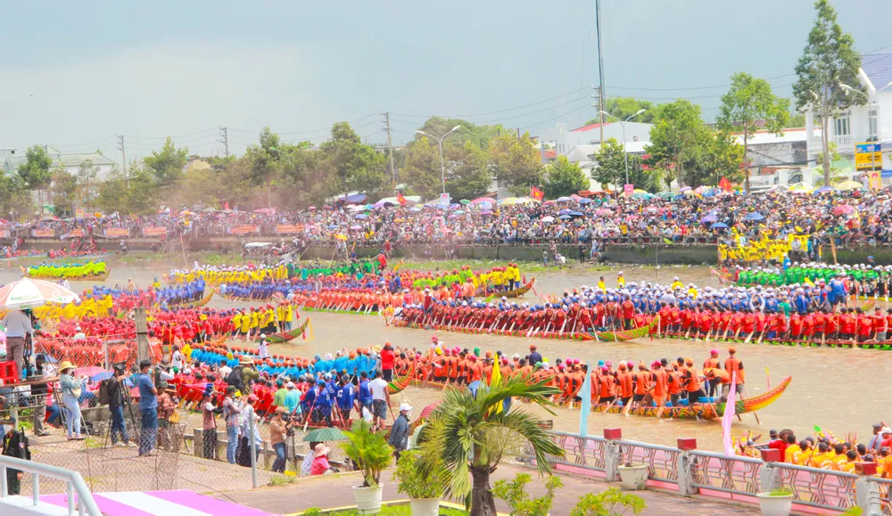 Giải đua ghe Ngo hàng năm tại Sóc Trăng (nay là TP Cần Thơ) quy tụ hàng ngàn vận động viên và thu hút hàng trăm ngàn người dân và du khách đến xem. Ảnh: Tuấn Quang IMG_9485.jpg