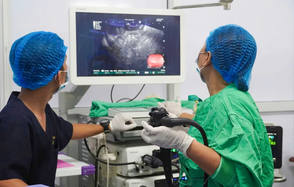 Doctors perform LAMS stent placement technique for patients with ultrasound endoscope 989230654578429492.jpg