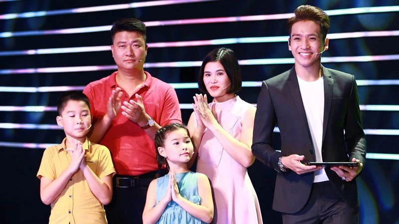 Tính cách ôn hòa, gần gũi, Bạch Công Khanh dễ ghi điểm với các gia đình tham gia game show Con biết tuốt