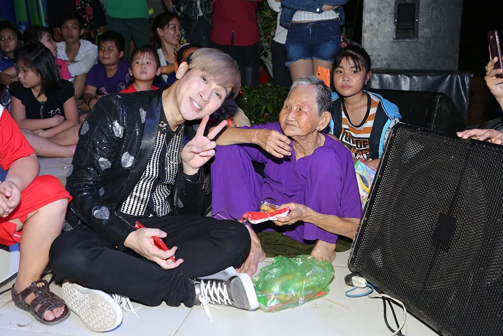 Nguyên Vũ đón Trung thu sớm cùng hàng nghìn trẻ nghèo ảnh 2 Nguyên Vũ đón Trung thu sớm cùng hàng nghìn trẻ nghèo ảnh 2