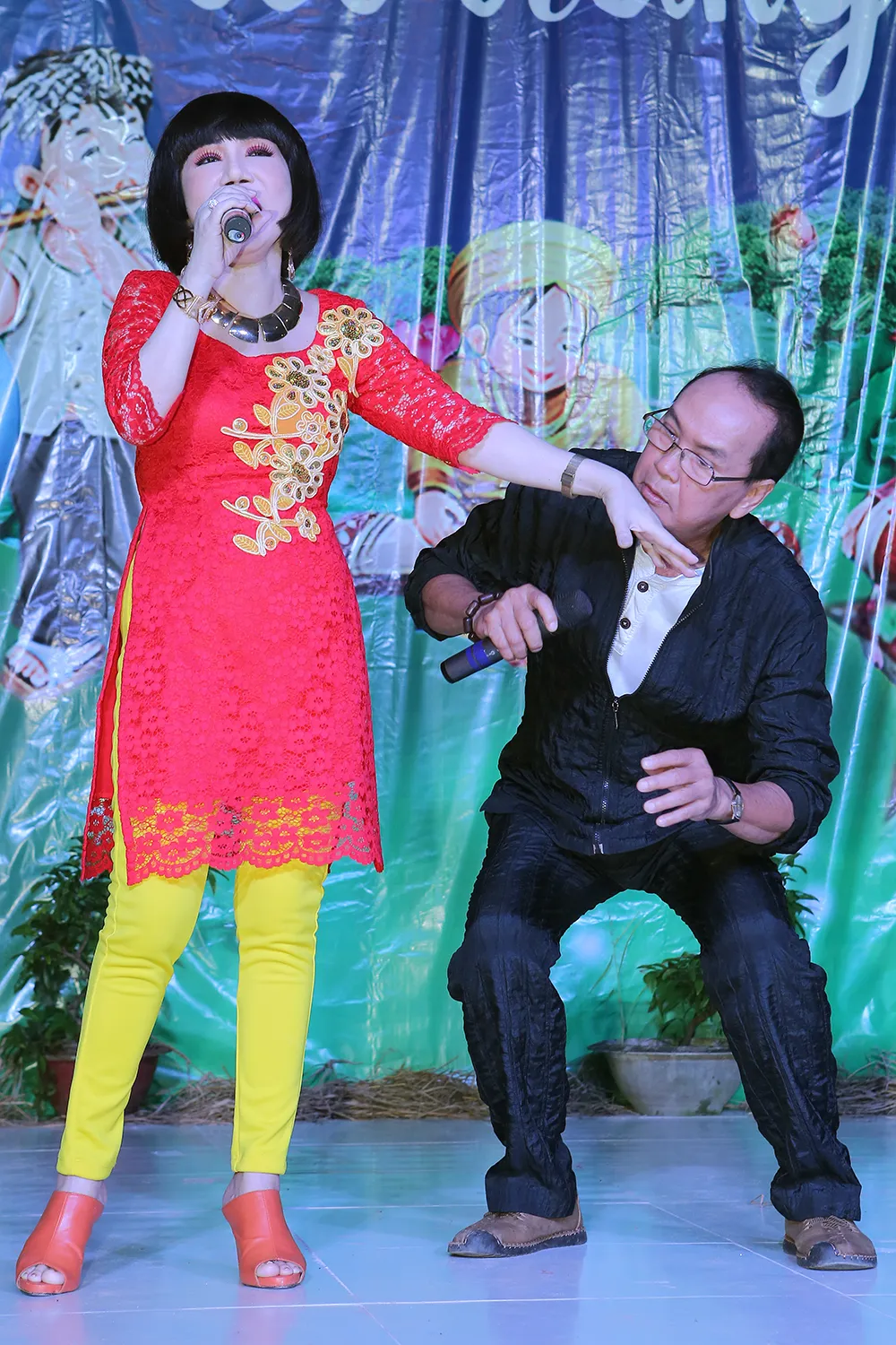 Nguyên Vũ đón Trung thu sớm cùng hàng nghìn trẻ nghèo ảnh 3 Nguyên Vũ đón Trung thu sớm cùng hàng nghìn trẻ nghèo ảnh 3