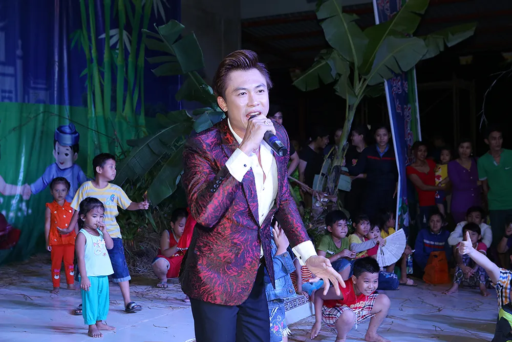 Nguyên Vũ đón Trung thu sớm cùng hàng nghìn trẻ nghèo ảnh 5 Nguyên Vũ đón Trung thu sớm cùng hàng nghìn trẻ nghèo ảnh 5