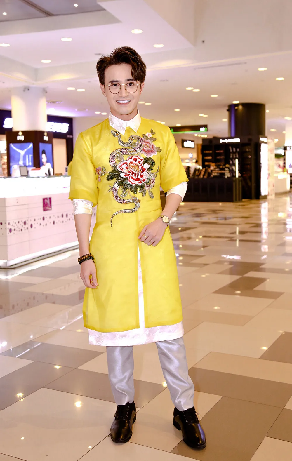 Sao Việt nô nức khoe váy áo ra mắt phim Mẹ chồng  ảnh 16 Sao Việt nô nức khoe váy áo ra mắt phim Mẹ chồng  ảnh 16