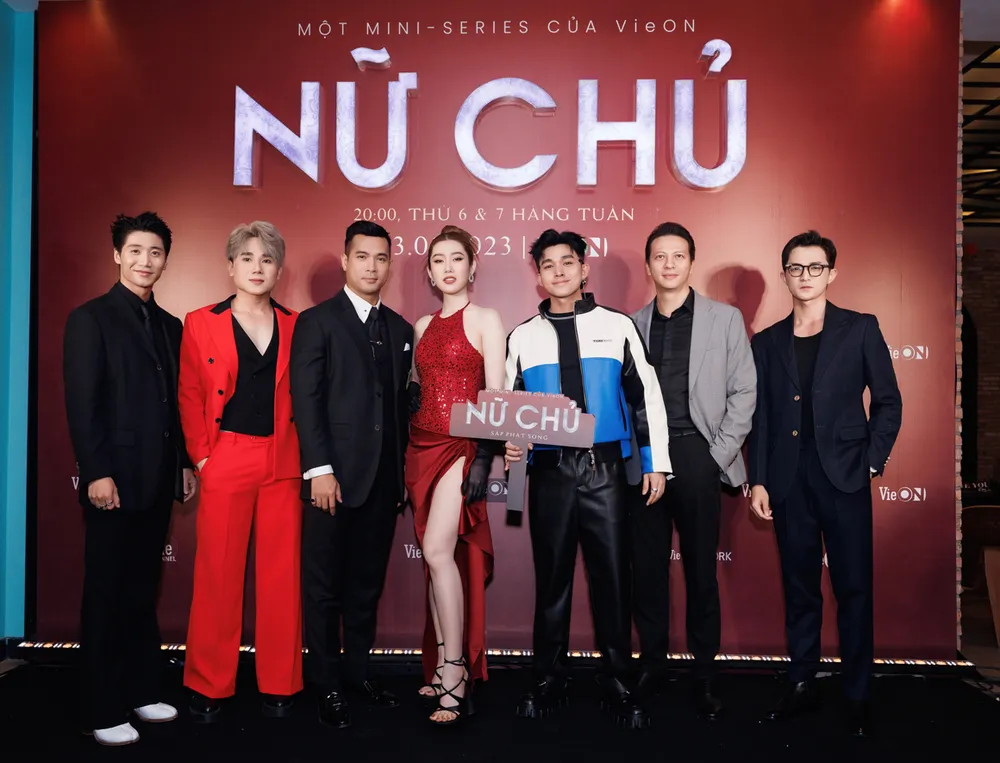 Dàn diễn viên bộ phim trong ngày ra mắt Dàn diễn viên bộ phim trong ngày ra mắt