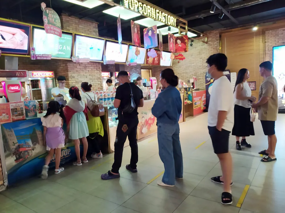 Khán giả xếp hàng mua vé tại cụm rạp CGV Vincom Đồng Khởi trưa 22-1 Khán giả xếp hàng mua vé tại cụm rạp CGV Vincom Đồng Khởi trưa 22-1