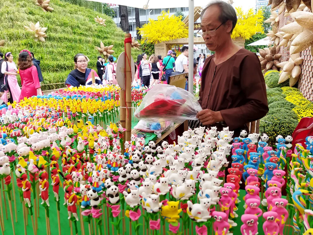 Gian hàng tò he của nghệ nhân Lê Văn Trùy tại lễ hội Tết Việt ở Nhà văn hóa Thanh niên Gian hàng tò he của nghệ nhân Lê Văn Trùy tại lễ hội Tết Việt ở Nhà văn hóa Thanh niên