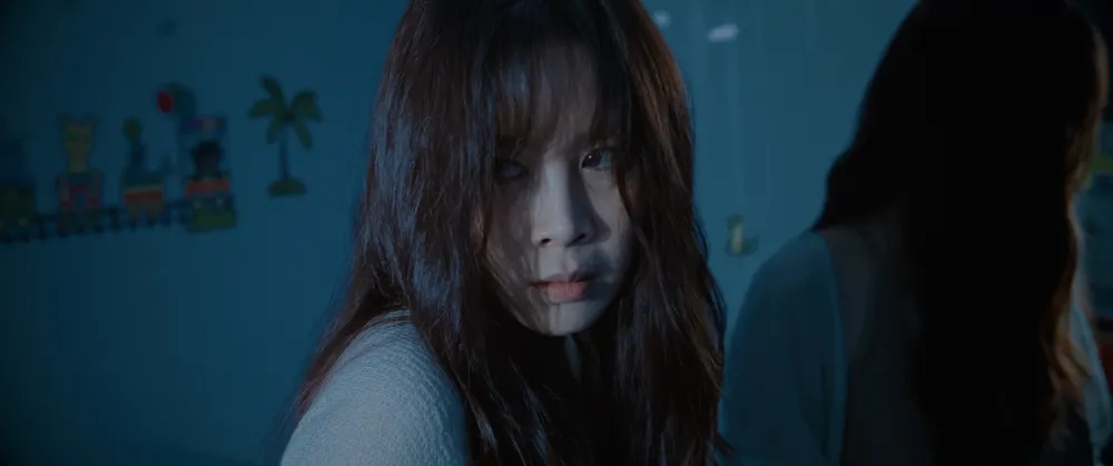 Nhưng nhiều sự việc kỳ lạ xảy ra khiến cô liên tiếp bị ám ảnh Nhưng nhiều sự việc kỳ lạ xảy ra khiến cô liên tiếp bị ám ảnh