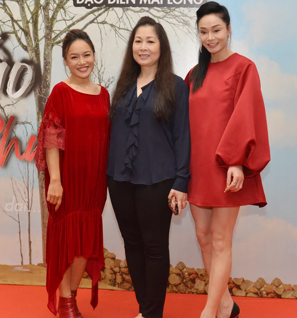 NSND Hồng Vân, nghệ sĩ Tú Oanh và diễn viên Quách Thu Phương NSND Hồng Vân, nghệ sĩ Tú Oanh và diễn viên Quách Thu Phương