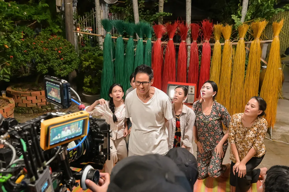 Đạo diễn Lý Hải trên phim trường Lật mặt 6