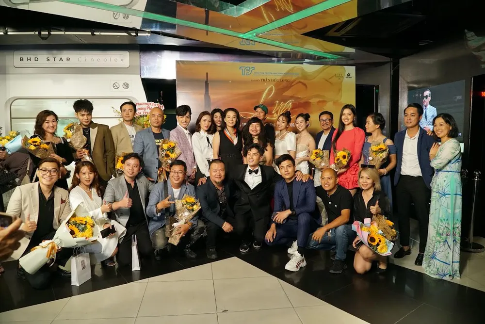 Ê-kíp đoàn phim tại buổi giới thiệu trước khi phát sóng sáng 24-2 Ê-kíp đoàn phim tại buổi giới thiệu trước khi phát sóng sáng 24-2