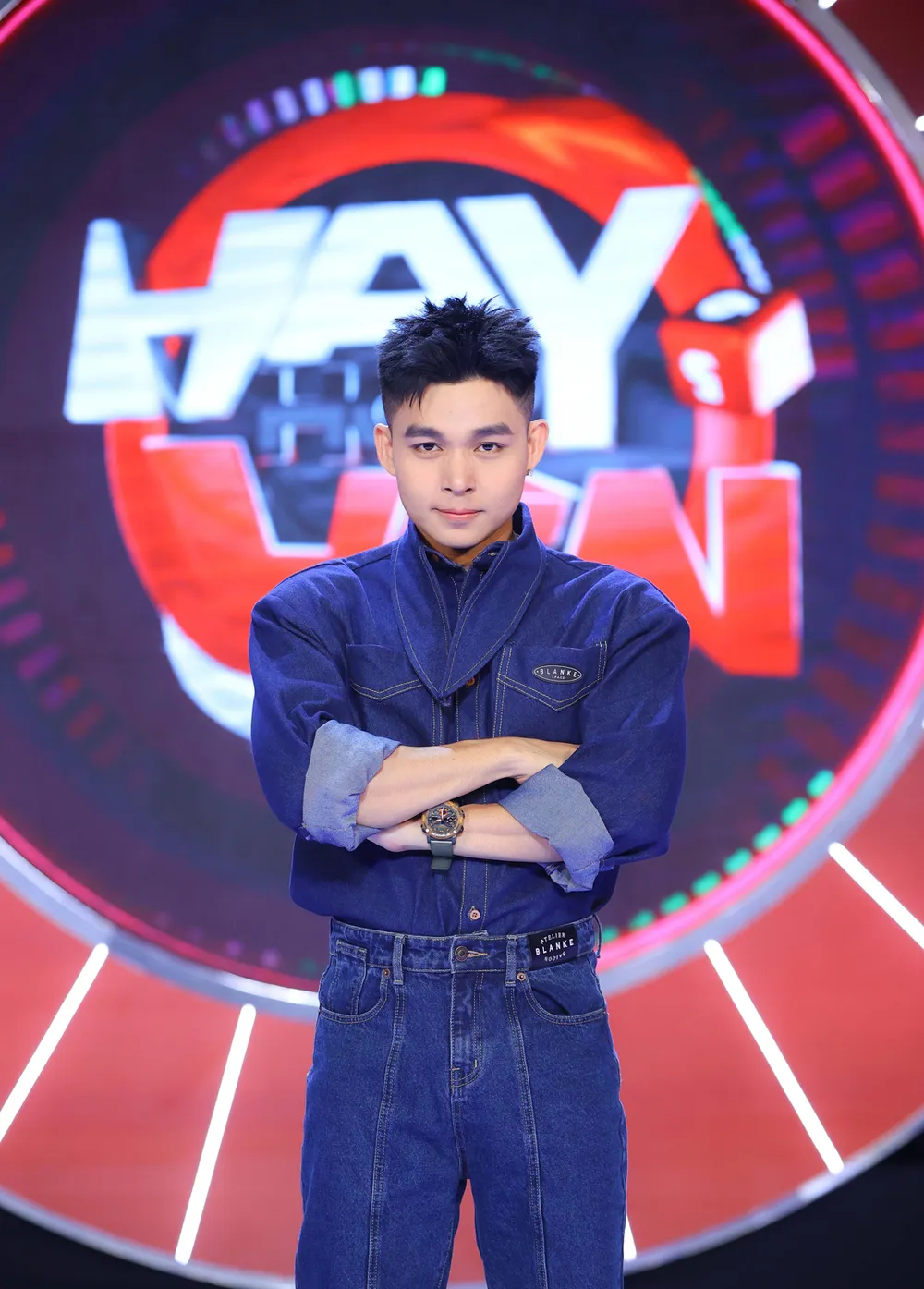 Jun Phạm với hình ảnh quen thuộc khi làm MC gameshow Jun Phạm với hình ảnh quen thuộc khi làm MC gameshow