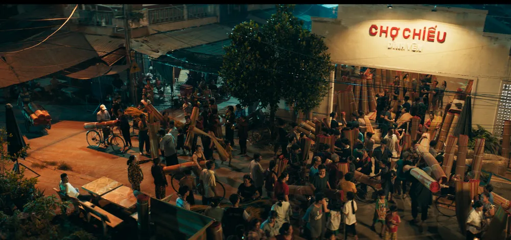 Bối cảnh chợ chiếu được tái hiện trong phim
