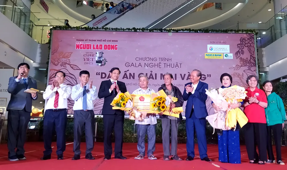 NSND Lệ Thủy cùng các đồng chí lãnh đạo, ban tổ chức tặng 2 căn nhà cho các hoàn cảnh khó khăn NSND Lệ Thủy cùng các đồng chí lãnh đạo, ban tổ chức tặng 2 căn nhà cho các hoàn cảnh khó khăn