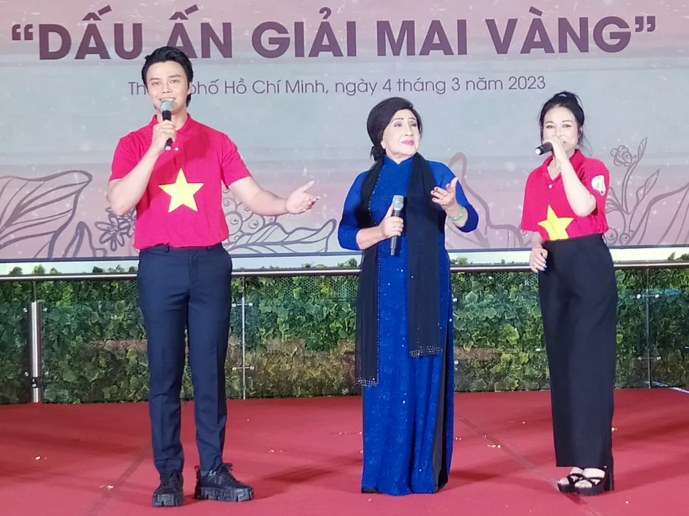 NSND Lệ Thủy xuất hiện trong ca cảnh Tự hào cờ tổ quốc NSND Lệ Thủy xuất hiện trong ca cảnh Tự hào cờ tổ quốc