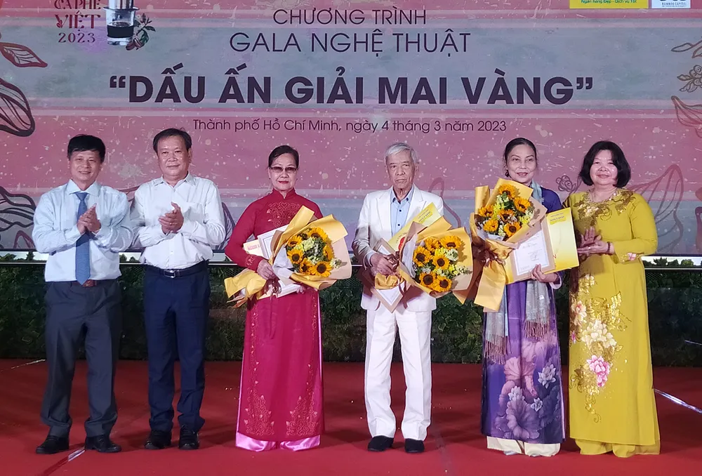 Ban tổ chức tặng “Mai vàng tri ân” cho 5 nghệ sĩ – nhà nghiên cứu văn hóa Ban tổ chức tặng “Mai vàng tri ân” cho 5 nghệ sĩ – nhà nghiên cứu văn hóa
