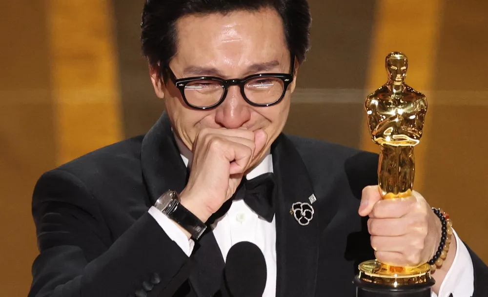 Quan Kế Huy nhận tượng vàng Oscar. Ảnh: GETTY IMAGES Quan Kế Huy nhận tượng vàng Oscar. Ảnh: GETTY IMAGES