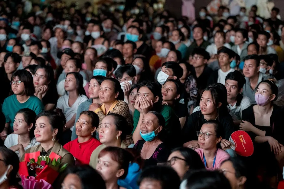 Khán giả thuộc nhiều lứa tuổi chăm chú theo dõi từng phân cảnh của bộ phim Khán giả thuộc nhiều lứa tuổi chăm chú theo dõi từng phân cảnh của bộ phim