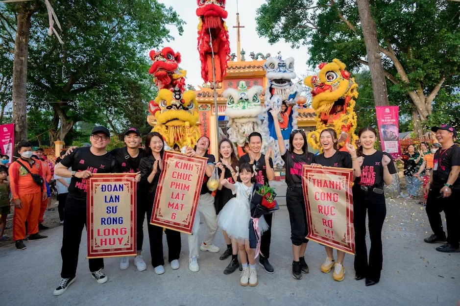 Tiết mục lân sư rồng nhằm chúc mừng đoàn phim Tiết mục lân sư rồng nhằm chúc mừng đoàn phim