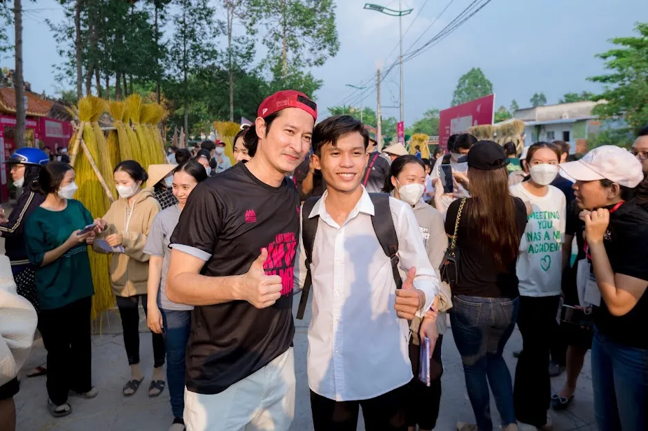 Diễn viên Huy Khánh chụp hình cùng khán giả Diễn viên Huy Khánh chụp hình cùng khán giả