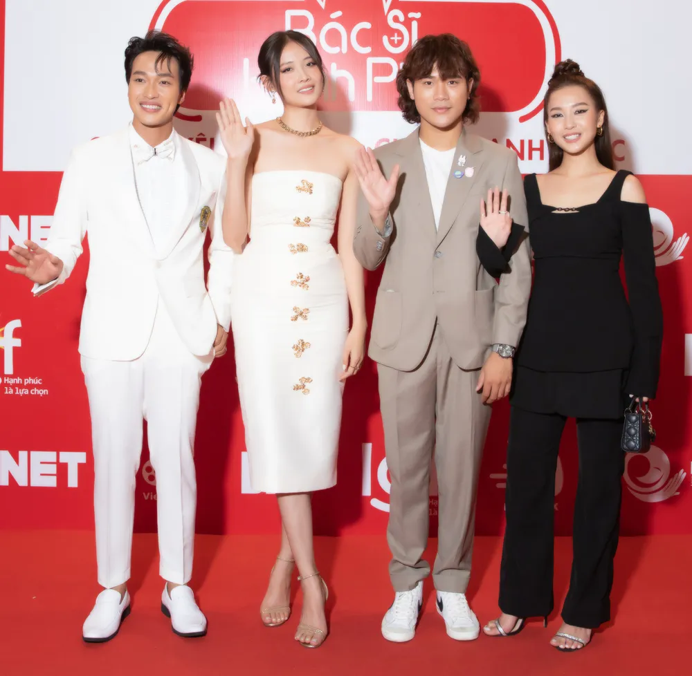 Bộ tứ diễn viên chính của Bác sĩ hạnh phúc Bộ tứ diễn viên chính của Bác sĩ hạnh phúc