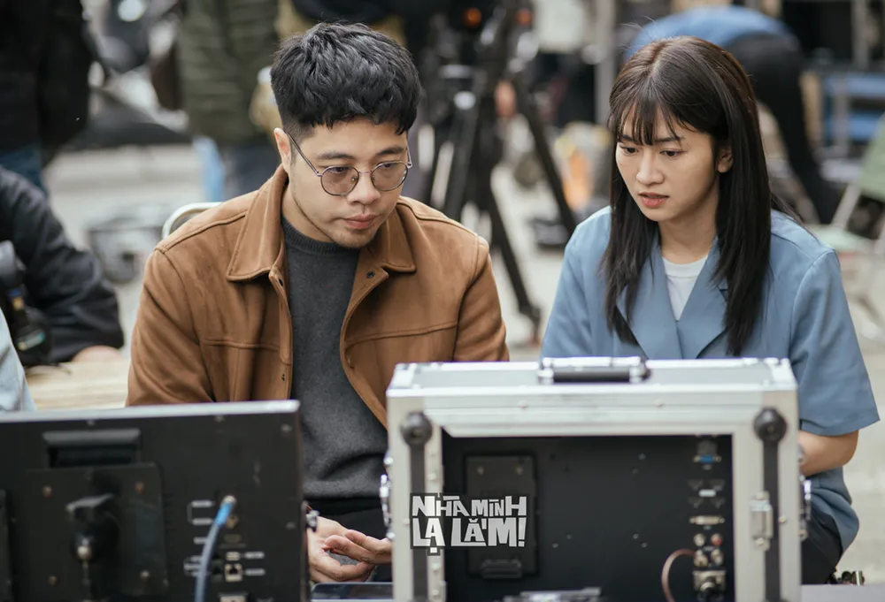 Đạo diễn Đinh Tuấn Vũ cùng diễn viên Lê Bống trên phim trường