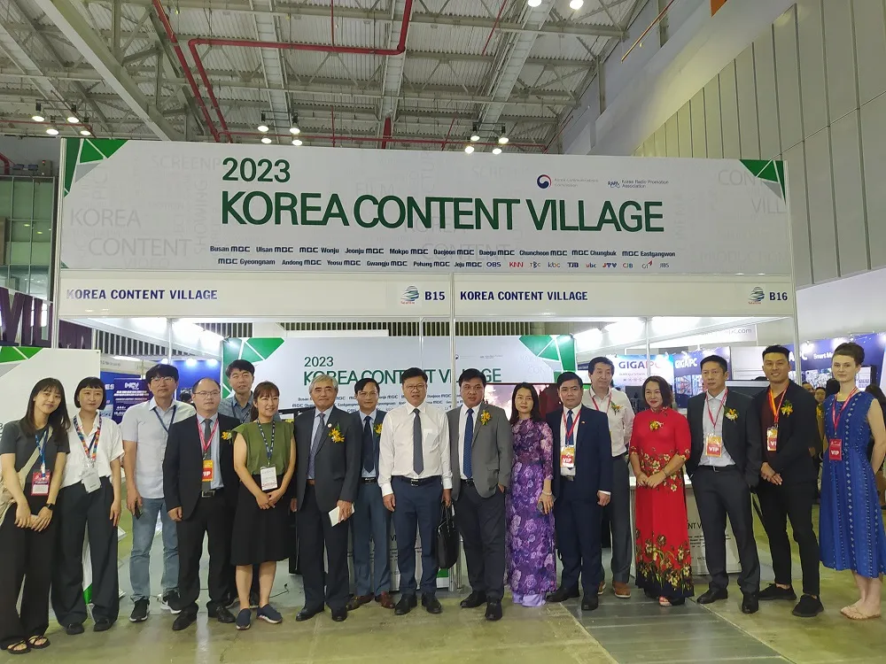 Các đại biểu tham quan gian hàng tại triển lãm Các đại biểu tham quan gian hàng tại triển lãm