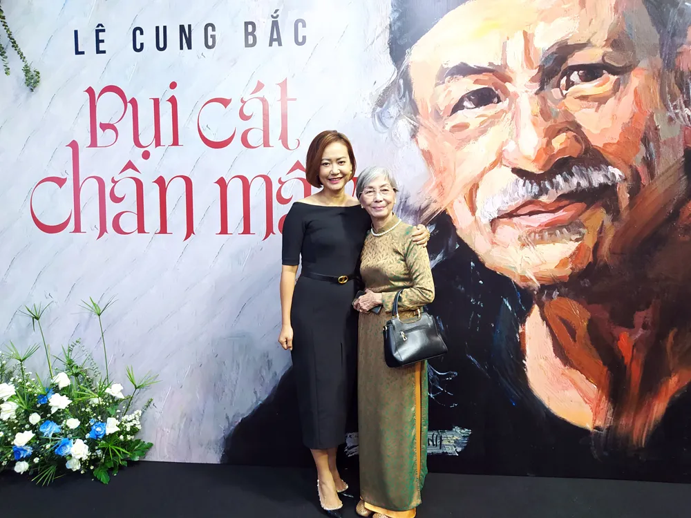 Diễn viên Hồng Ánh cùng bà Bùi Thị Giang - vợ cố đạo diễn