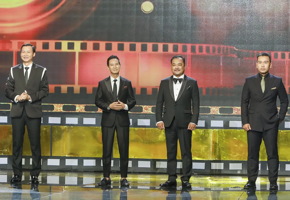 4 thành viên giám khảo trong đêm chung kết 4 thành viên giám khảo trong đêm chung kết