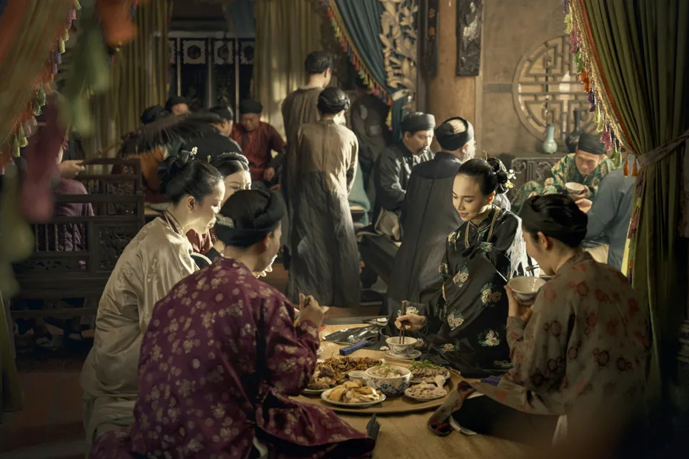 Bối cảnh xưa được tái hiện tỉ mỉ qua bàn tay đạo diễn Victor Vũ