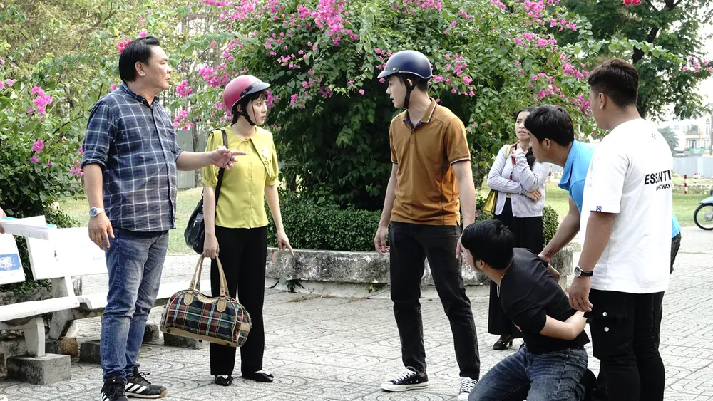 Đạo diễn Quang Minh (ngoài cùng bên trái) chỉ đạo diễn xuất cho diễn viên Đạo diễn Quang Minh (ngoài cùng bên trái) chỉ đạo diễn xuất cho diễn viên