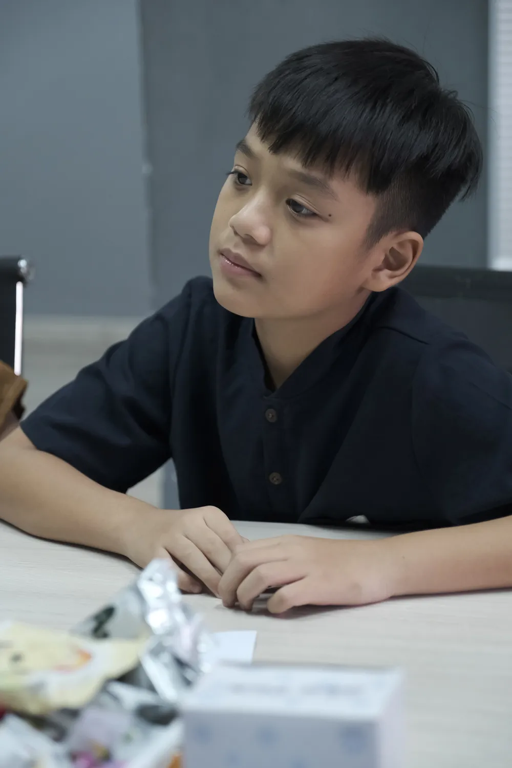 Hạo Khang với hình ảnh một cậu bé thành thị trong quá trình chuẩn bị nhập vai Hạo Khang với hình ảnh một cậu bé thành thị trong quá trình chuẩn bị nhập vai