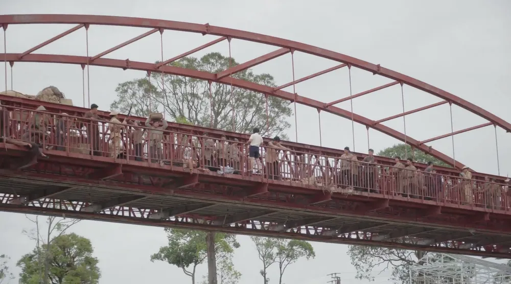 Cậu bé tự mình thực hiện cảnh nhảy cầu trong phim Cậu bé tự mình thực hiện cảnh nhảy cầu trong phim